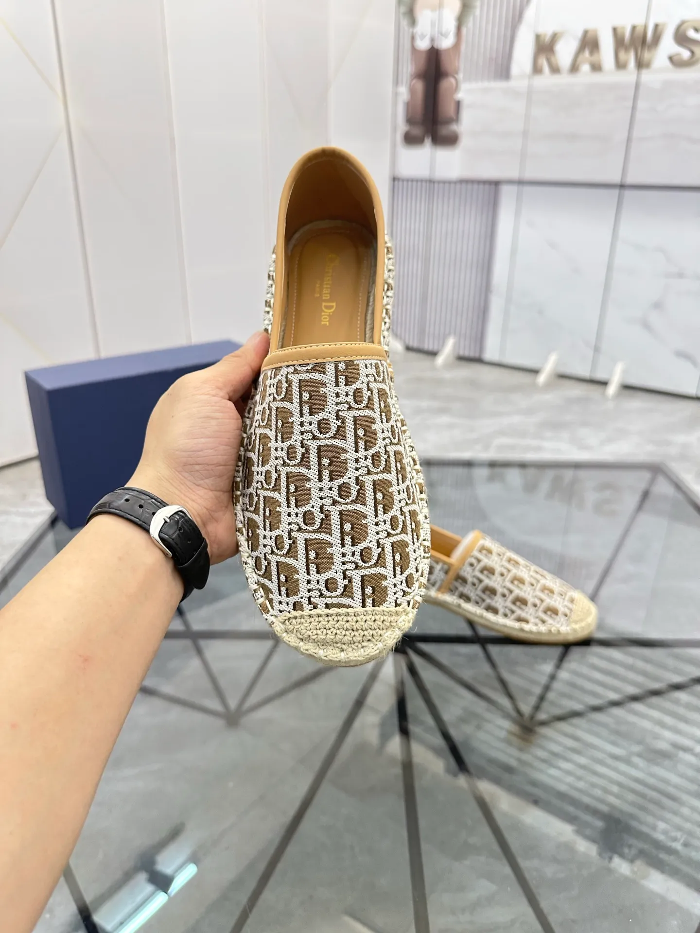 Men's shoes for sale 💰: 💰P400¥ Product trademark: Dior* "Dior*" low-top fisherman's shoes Regular size: 38-44 (can be customized to 37.45) Product materials: imported cowhide leather upper spliced ​​with original fabric, sheepskin lining, original outsole. Number: 1023